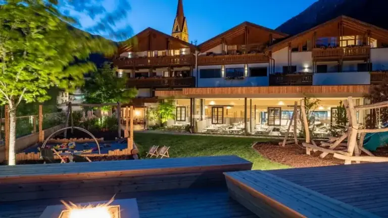 Compare Family Hotels: An Expert Guide to Multi-Generational Lodging